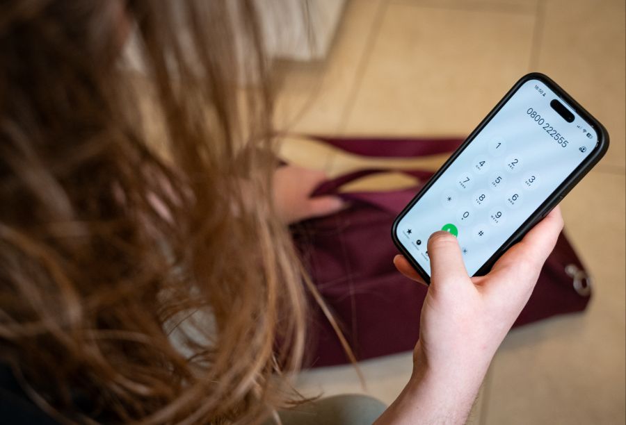 Als beim Notruf ein Anruf einer Frau einging, die sagte, es sei ein Hinrichtungsversuch gescheitert, wurde nach einem Sicherheitscode verlangt.