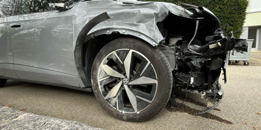 Die Fahrzeugfront wurde beim Aufprall stark beschädigt.