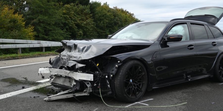Bei einem Selbstunfall auf der A1 bei Gossau entstand am Auto Totalschaden.