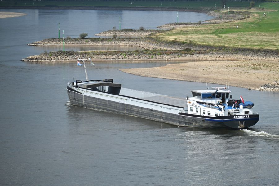 Andererseits steigen die Frachtkosten wegen des niedrigen Rheinpegels. «Bei niedrigem Pegelstand kann kaum noch Öl auf dem Rhein transportiert werden», erklärt Bamert.