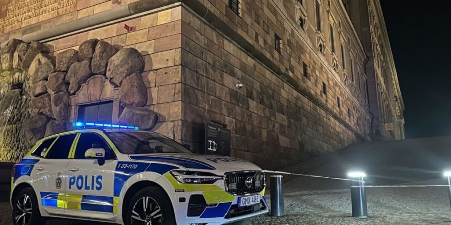 Ein Polizeiwagen steht vor der zentralen Zufahrt zum Königsschloss in der Stockholmer Altstadt. Foto: Steffen Trumpf/dpa