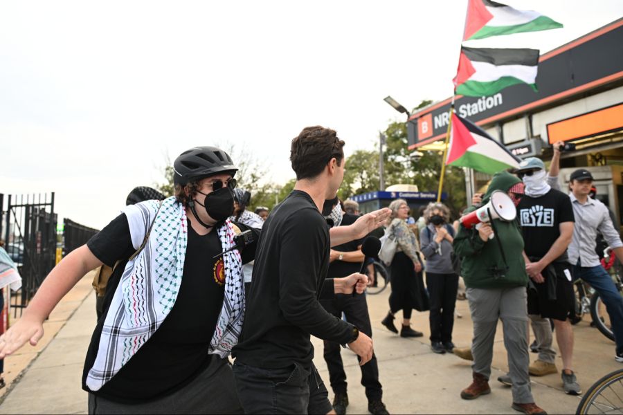 Dabei machten Menschen ihren Unmut gegenüber dem britischen Sänger Luft.
