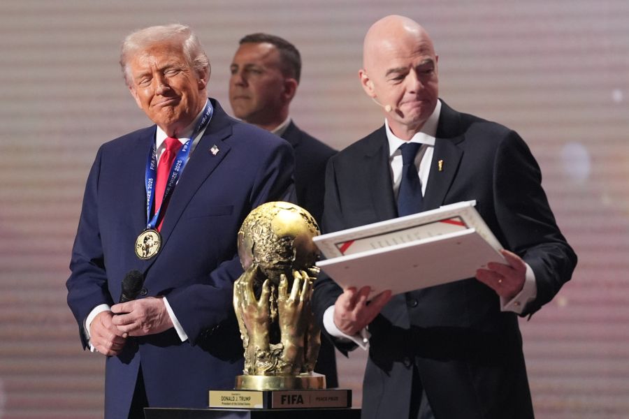 Der bekannteste: der Fifa-Friedenspreis.
