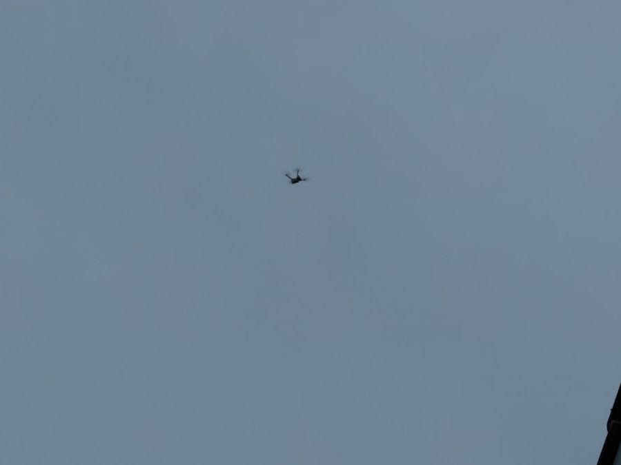 Auch eine Drohne fliegt über das Gelände.