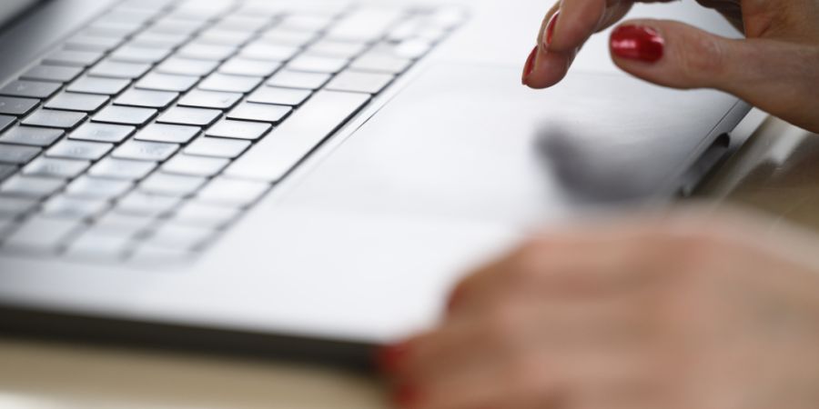 Apple will Nutzerinnen und Nutzer von Mac-Computern über die Risiken von KI-Agenten informieren. (Archivbild)
