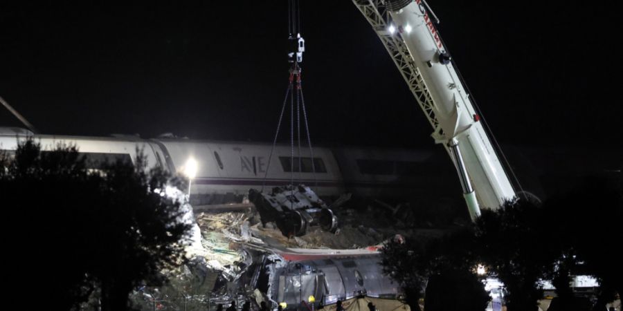 dpatopbilder - Rettungskr‰fte sind nach dem Zusammenstofl zweier Z¸ge die ganze Nacht ¸ber am Unfallort im Einsatz. Foto: Alejandro MartÌnez VÈlez/EUROPA PRESS/dpa
