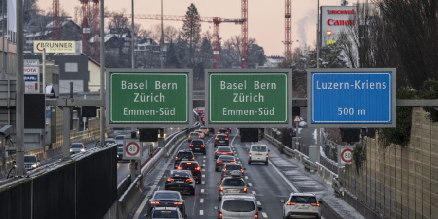Dichter Verkehr auf der Autobahn A2 zwischen Kriens und Luzern. (Archivfoto)