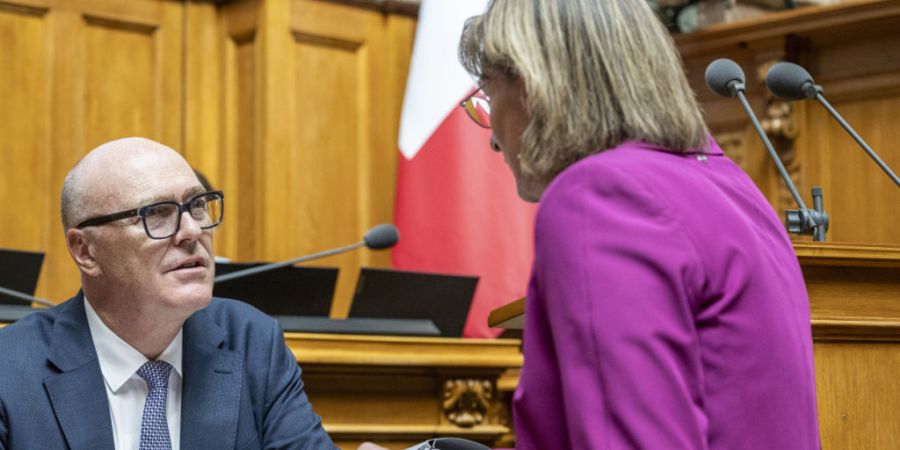 Viele Fragen an Verteidigungsminister Martin Pfister - im Bild mit Nationalrätin Céline Weber (GLP/VD) - zur F-35-Beschaffung im Nationalrat.