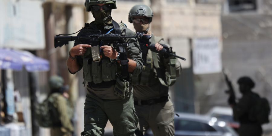 ARCHIV - Angehörige der israelischen Streitkräfte kontrollieren während einer Militärrazzia in der Stadt Anata im Westjordanland eine Straße. Foto: Jamal Awad/dpa