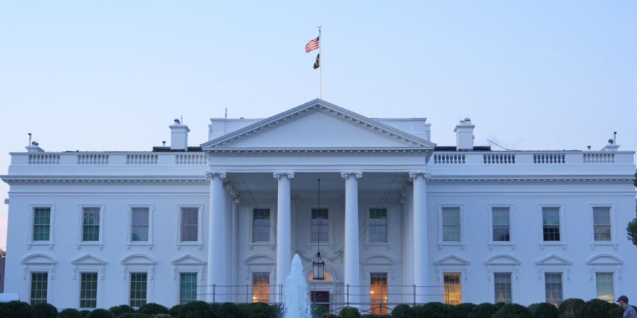 Ein Mitarbeiter gießt in Washington die Pflanzen auf dem Nordrasen des Weißen Hauses. Foto: Mark Schiefelbein/AP/dpa