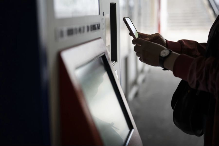 Bis dahin soll man alle Schliessfächer nur noch mit dem Handy öffnen können. An 19 Bahnhöfen ist das System bereits umgesetzt.