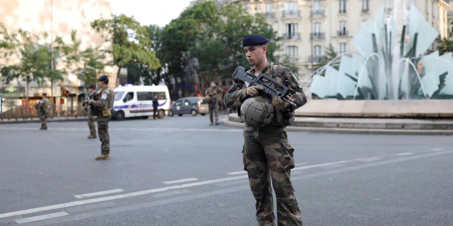 Kurz vor den Olympischen Spielen in Paris befinden sich viele Militärkräfte in der Stadt, die nach dem Unfall die Umgebung absichern.