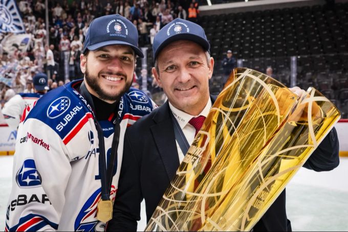 Marco Bayer (r.) und Sven Andrighetto präsentieren den Meisterpokal. ZSC Lions