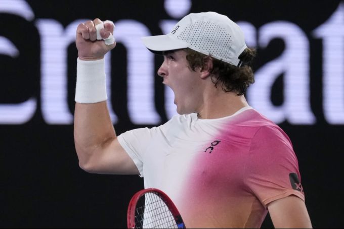 João Fonseca jubelt an den Australian Open über den Sieg gegen Andrej Rublew. João Fonseca