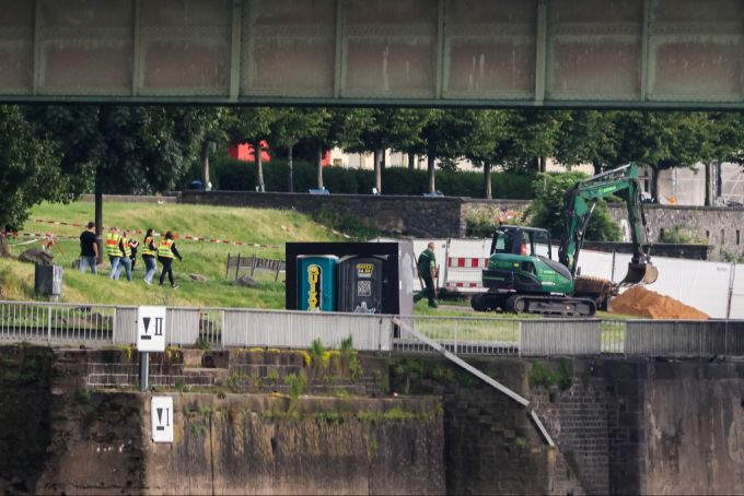 Köln: Eine der US-Fliegerbomben aus dem 2. Weltkrieg wird geborgen. köln