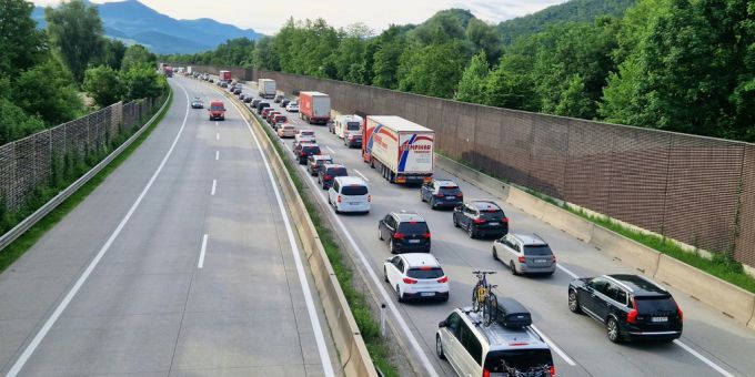 Verkehrsstau, aufgenommen am Samstag, 7. Juni 2025 auf der Tauernautobahn bei Glanegg (Gemeinde Grödig) in Salzburg. Verkehrsstau