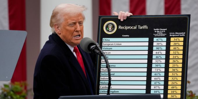 Anfang Mai hatte Donald Trump Zölle im Rahmen eines erklärten «Befreiungstages» präsentiert, die das Gericht nun als rechtswidrig einordnete. (Archivbild) Trump Liberation Day Zölle