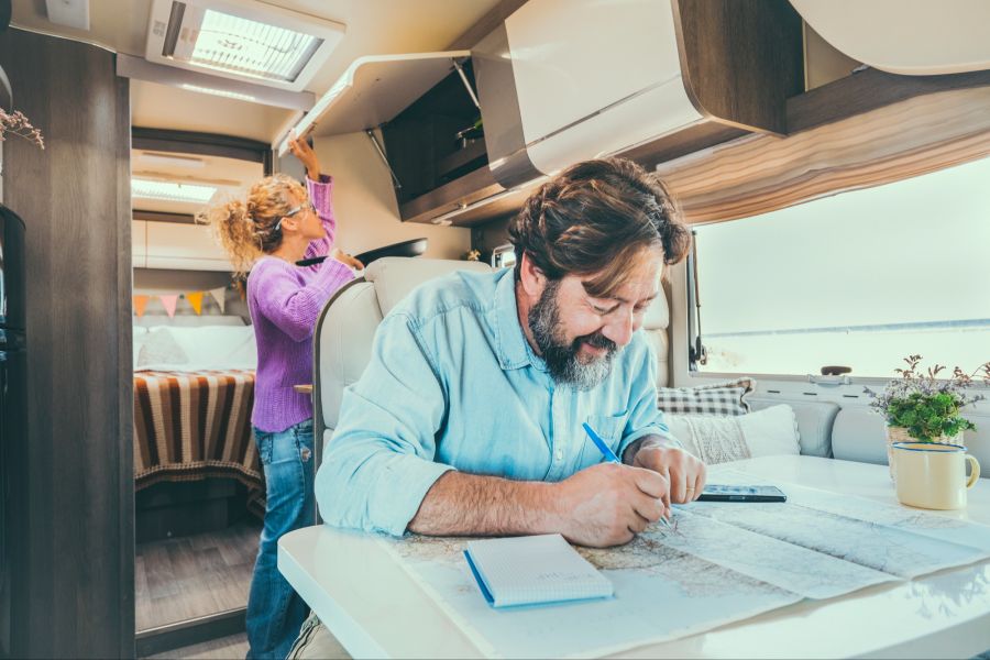 Mann und Frau im Wohnmobil