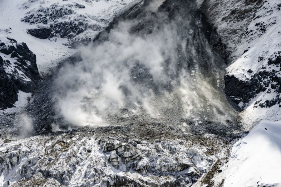 Die Gletscher- und Geröllbewegungen oberhalb von Blatten VS bereiten Sorgen.