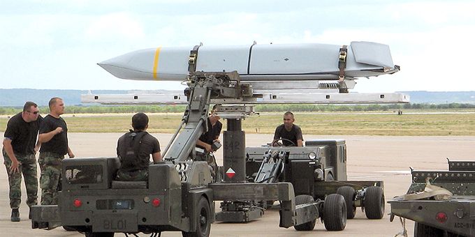Die Schweizer Armee denkt über den Marschflugkörper AGM-158B-2 JASSM nach. Rakete Schweizer Armee