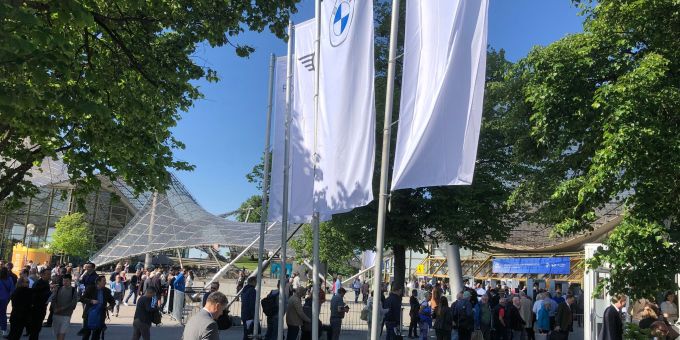 Aktionäre auf dem Weg zur BMW-Hauptversammlung, die zum ersten Mal seit fünf Jahren wieder in Präsenz stattfindet. BMW