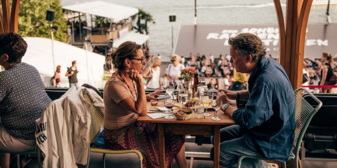 Mit den «Get Together Upgrades» geniessen Gäste ihren Abend im gedeckten Catering-Bereich mit kulinarischen Highlights von Spitzenkoch Gabriel Heintjes. Allianz Cinema