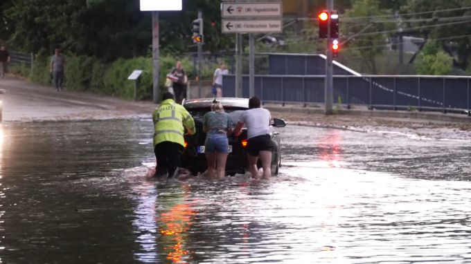 In NRW kam es bereits am Samstag zu starken Gewittern und dadurch überfluteten Strassen. Gewitter