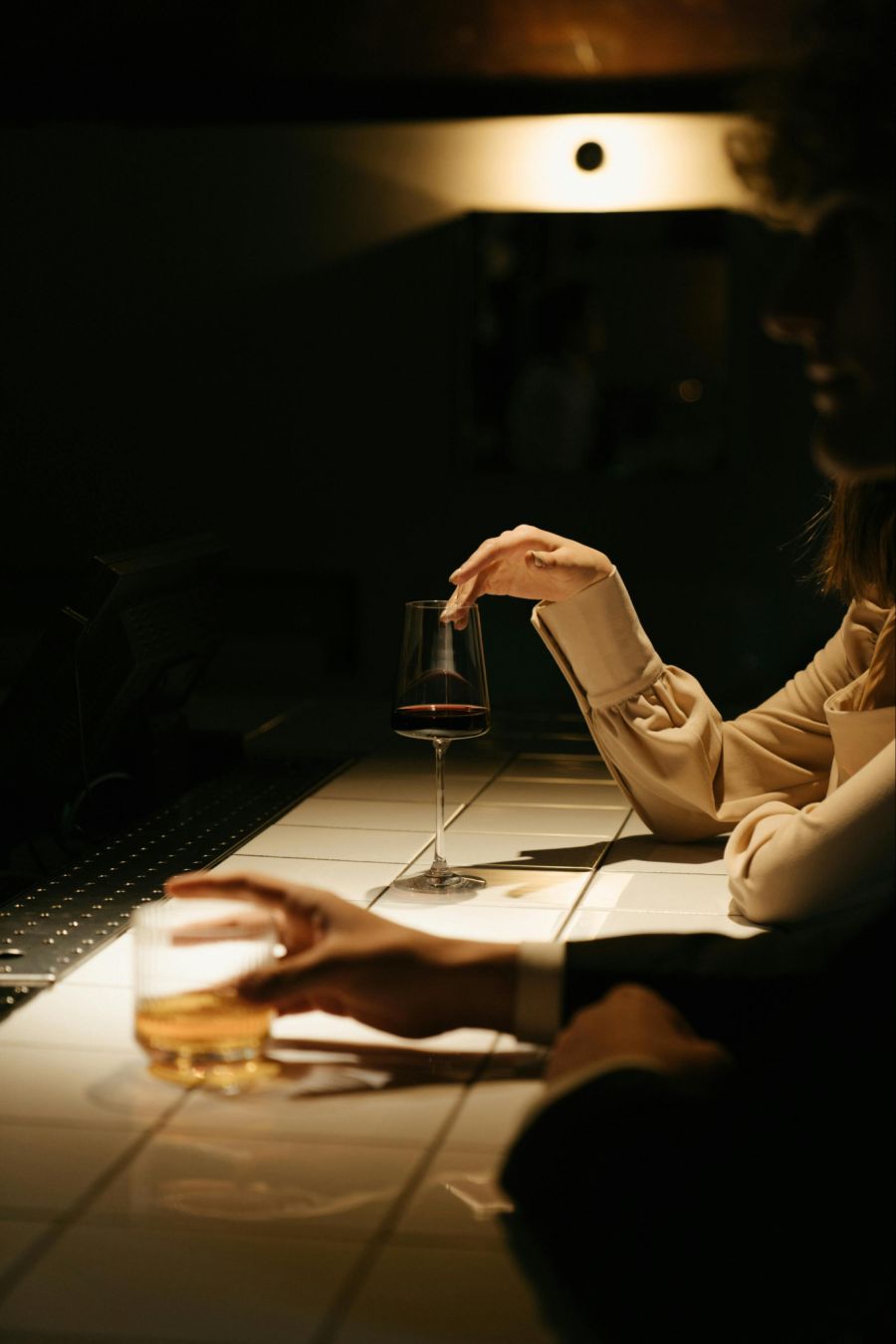 Und lockt so Frauen auf Dates, die keine Ahnung haben, wer er wirklich ist.