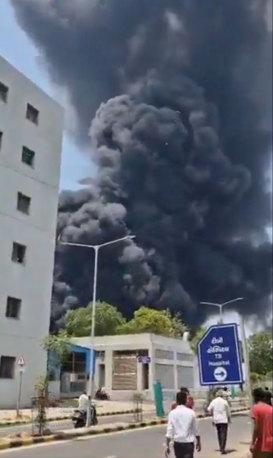 Über einem Wohngebiet der Stadt Ahmedabad stieg schwarzer Rauch auf.