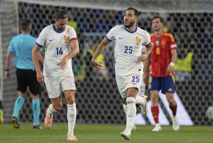 Rayan Cherki (r) spielt neu für Manchester City. Rayan Cherki