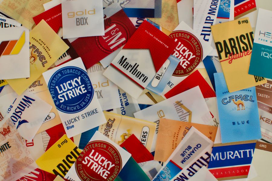 Zigarette Verpackung bunt Haufen