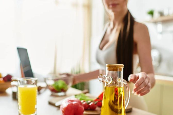 frau kocht mit öl