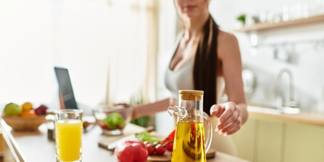 frau kocht mit öl
