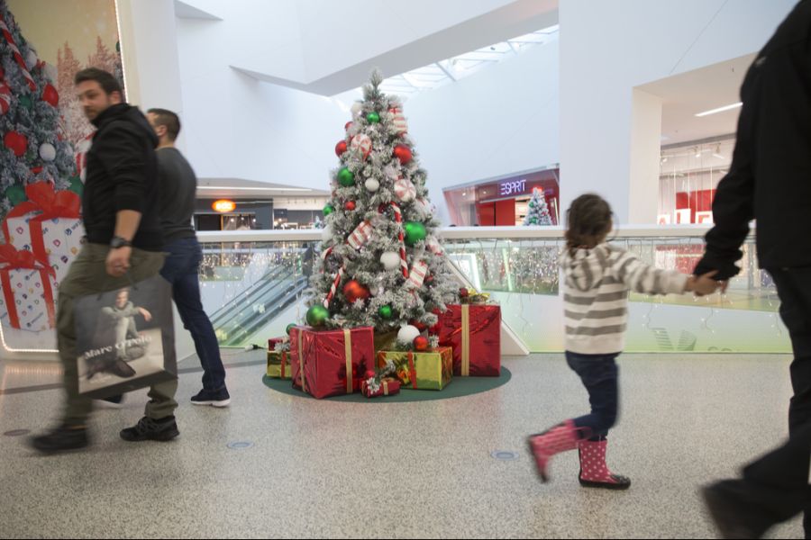 «Bald ist wieder Weihnachten» steht auf Schildern neben den reduzierten Gegenständen. (Symbolbild)