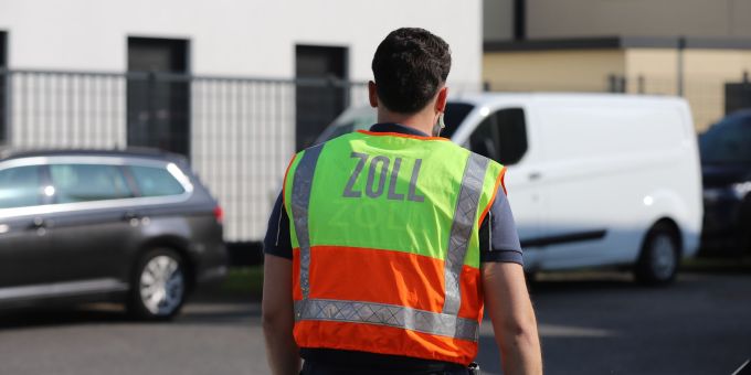 Ein deutscher Zöllner bei der Überprüfung einer Baustelle – immer wieder macht der Zoll Schwarzarbeiter ausfindig. Hungerlohn Deutschland