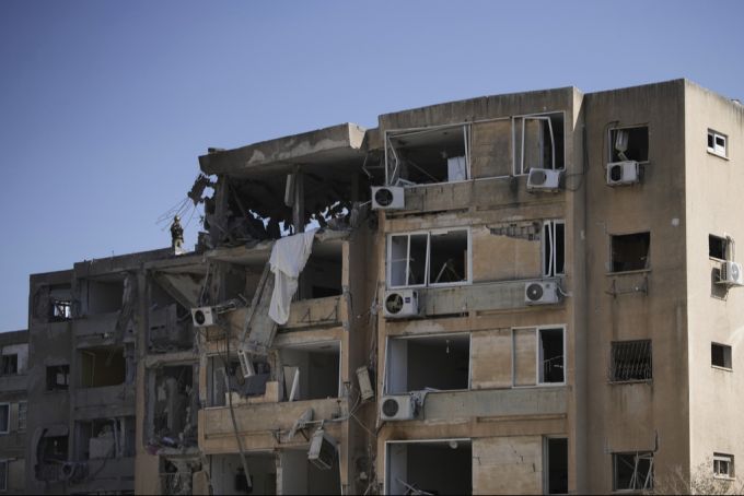 Ein Gebäude in Tel Aviv wurde am Donnerstagmorgen von einer iranischen Rakete getroffen. Tel Aviv