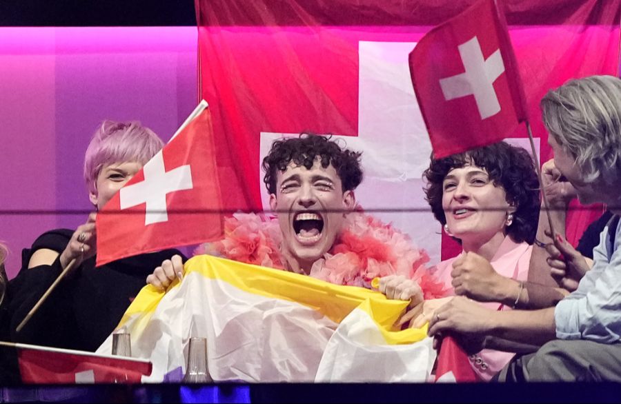 Die Künstlerinnen und Künstler dürfen bloss jene Flagge des Landes, das sie vertreten, schwenken.