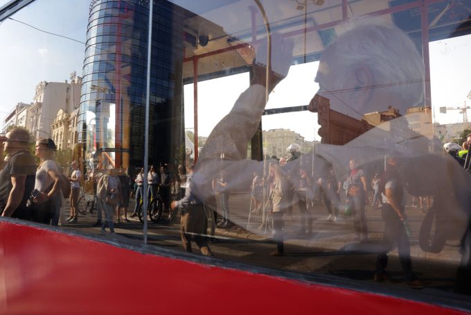 Ein Pendler sieht zu, wie Regierungsbefürworter nach der Kundgebung zum Internationalen Tag der Arbeit in Belgrad, Serbien, am 01. Mai 2025 regierungskritische Demonstranten mit Parolen beschimpfen. (Symbolbild) serbien