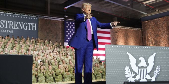 Donald Trump in Doha. Mit Katar einigten sich die USA nach Angaben auf einen «wirtschaftlichen Austausch» im Wert von mindestens 1,2 Billionen Dollar. Trump Mideast