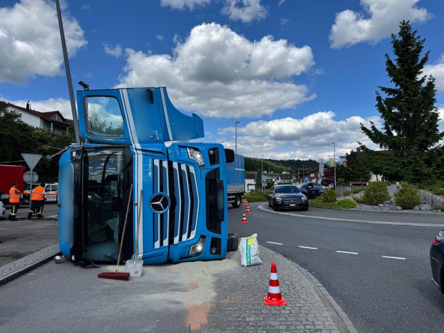 In Schmerikon SG ist ein Lastwagen in einem Kreisel umgekippt.