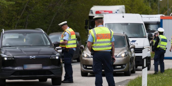 Knapp zwei Wochen nach Einführung der verschärften Kontrollen an den deutschen Grenzen wird über die Belastung der Polizeikräfte diskutiert. (Symbolbild) deutschland grenze