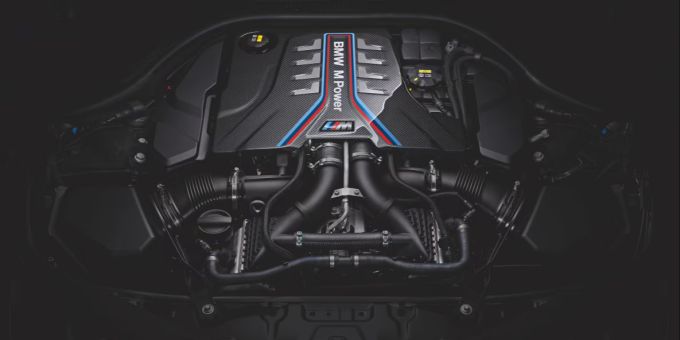 Ein Hoch auf diese Ingenieursleistung: Der charakteristische Achtzylinder-Sound, verstärkt durch das offene Verdeck, sorgt für ein emotionales und intensives Fahrerlebnis. BMW M8 V8