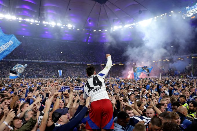 Ludovit Reis vom HSV lässt sich von den Fans feiern. HSV