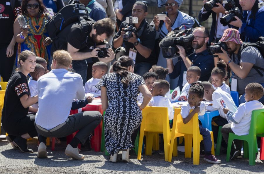Prinz Harry mit seiner Frau Meghan bei einem Besuch in Afrika.