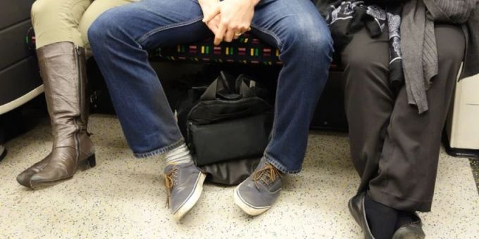 Kein seltenes Bild im ÖV: Breibeinige Männer (genannt Manspreading). Manspreading