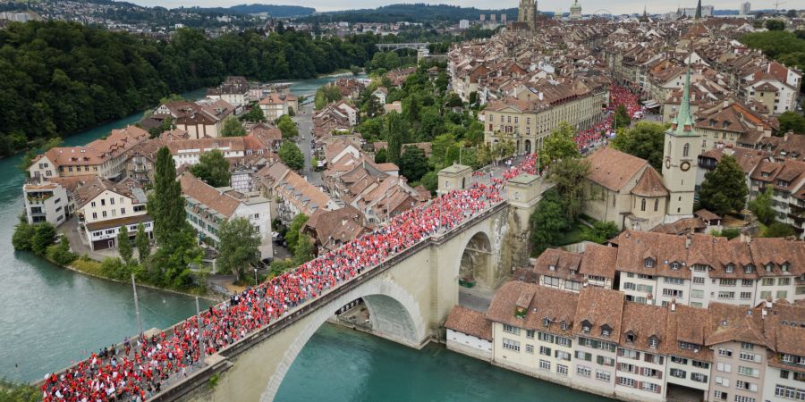14'000 Fans in Rot und Weiss ziehen über die Nydeggbrücke