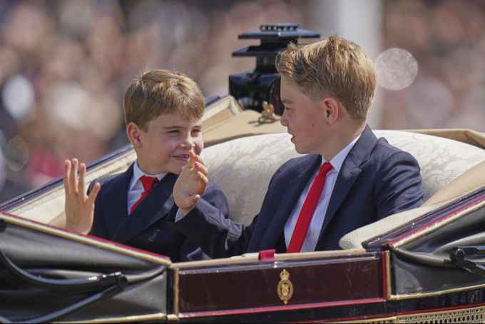 Prinz Louis scheint auf seinen grossen Bruder George zu hören. Prinz Louis
