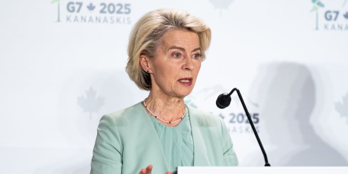 In einer Arbeitssitzung zur globalen wirtschaftlichen Lage bezeichnete von der Leyen Zölle als eine Art Steuer, die Unternehmen letztlich über Preise auch an US-Verbraucher weitergeben würden. G7 Leaders' Summit