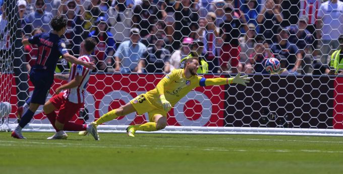 Altéticos Goalie Jan Oblak ist gegen den Schuss von Vitinha chancenlos. PSG CLub WM