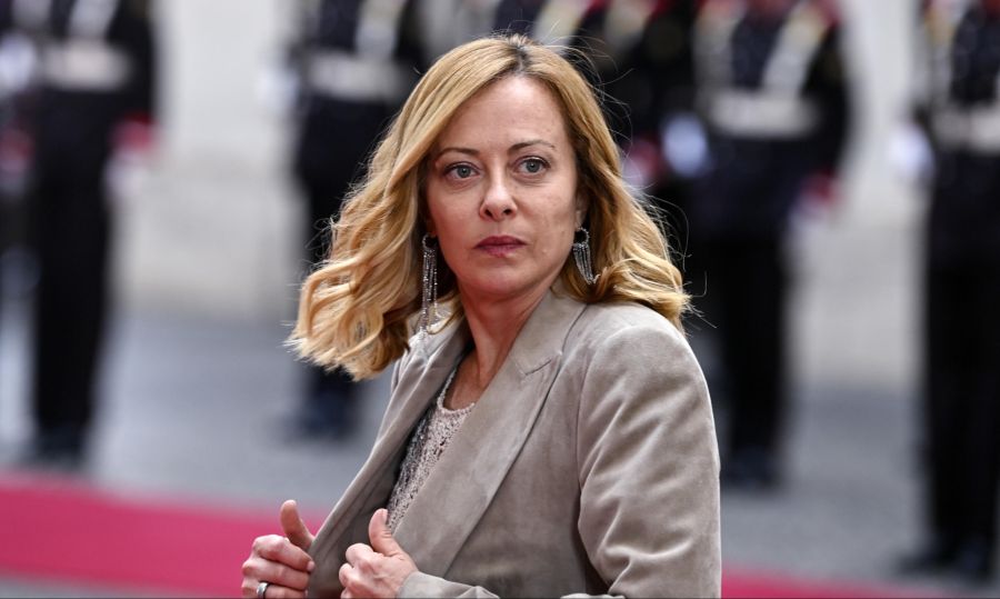 Er wünschte der Tochter der italienischen Regierungschefin nämlich den Tod.